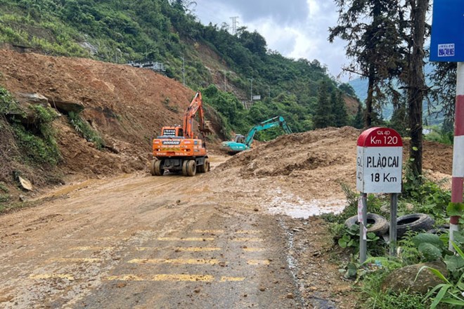 May moc don dat da de thong tuyen Quoc lo 4D di Sa Pa. Anh: Nguoi dan cung cap