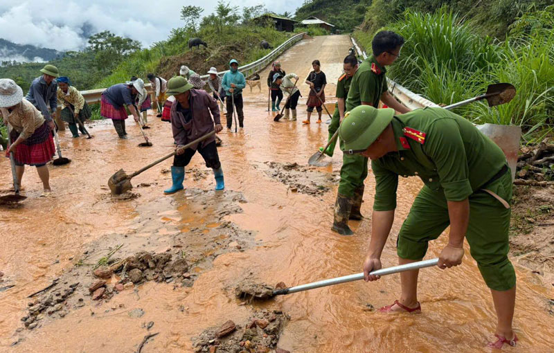The authorities and local people cleared the landslide and cleared the roads. Photo: Thien Binh