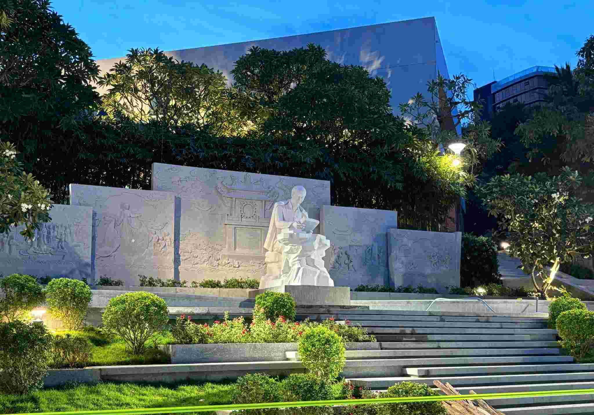 The statue of Uncle Ho sitting reading a book in the heart of Da Nang. Photo: Vu Quang Hung