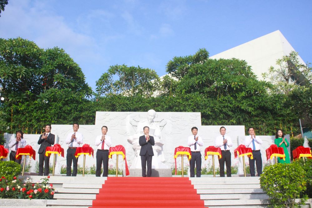 Cac lanh dao, dai bieu cung cat bang khanh thanh Tuong Bac Ho. Anh: Tran Thi