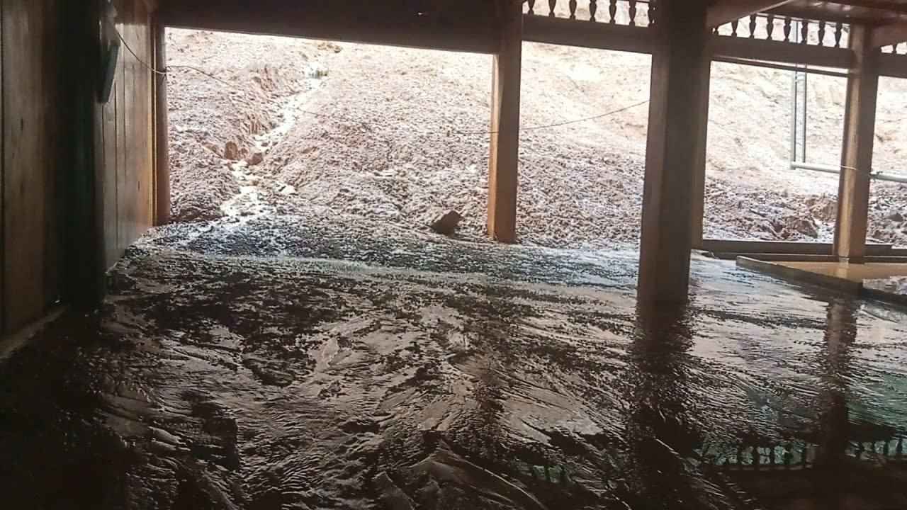 Thong Thu 코뮌(응에안)에서 홍수가 산사태를 일으켜 토석이 주민들의 집으로 넘쳐 들어왔습니다. 사진: Ngoc Anh
