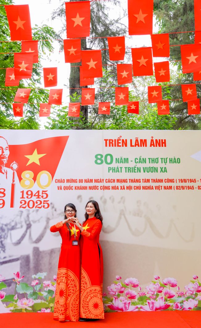 Nhieu co quan, don vi cung hoa nhip khong khi Tet Doc lap.