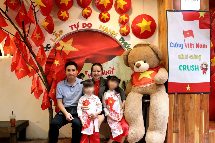 Dip le cung tro thanh dau an dac biet cho nhieu gia dinh. Chi Vo Nhien o xa Cho Lach (tinh Vinh Long) sang TP Can Tho de luu giu bo anh ky niem 10 nam ngay cuoi.