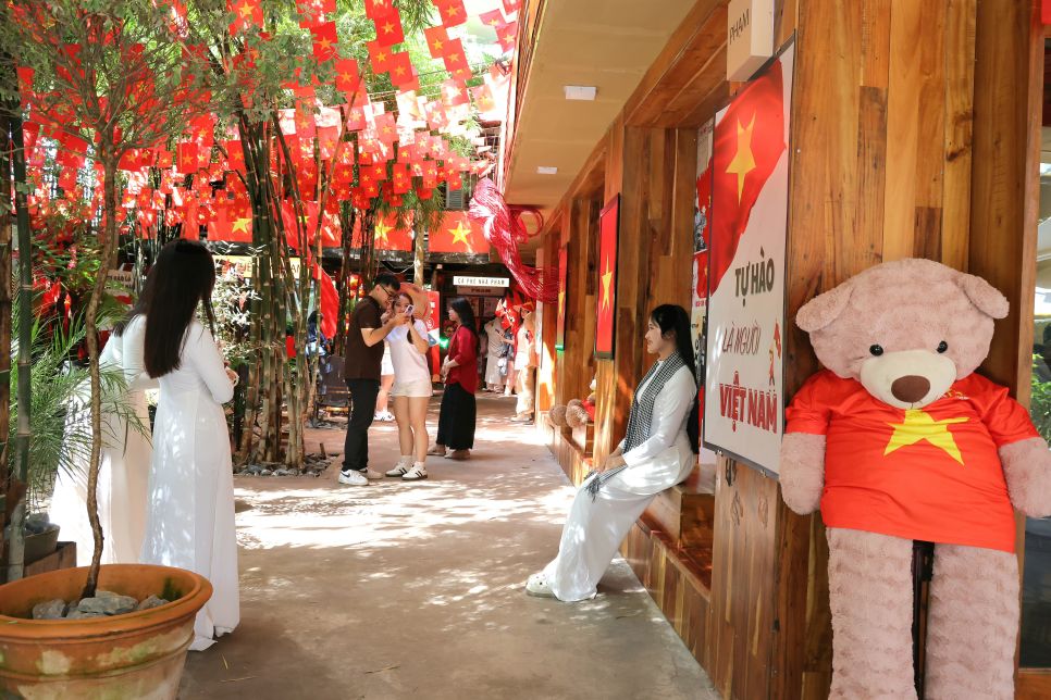 Tai nhieu diem ca phe duoc trang tri bat mat, khong khi chao mung Quoc khanh 2/9 thu hut dong dao nguoi dan va du khach den tham quan, trai nghiem, gop phan tao nen mot mua le hoi tuoi vui, y nghia o TP Can Tho.