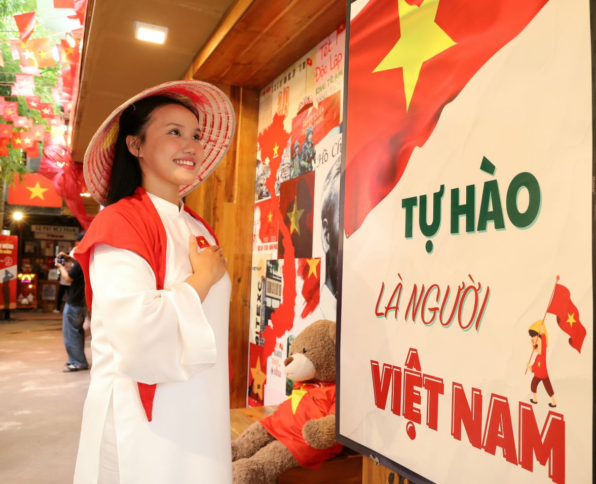 Chi Le Thi Kim Hau - Nguoi dep Du lich, Top 20 Hoa hau The gioi Viet Nam 2023 lua chon ao dai truyen thong cho bo anh ky niem. “Khi chup hinh ben la co To quoc, toi cam thay them tran trong va y thuc hon ve trach nhiem hoc tap, song xung dang voi su hy sinh cua the he cha anh. Toi tin rang nhung hinh anh nay se gop phan lan toa tinh than yeu nuoc, biet on lich su trong gioi tre“, chi Hau chia se.