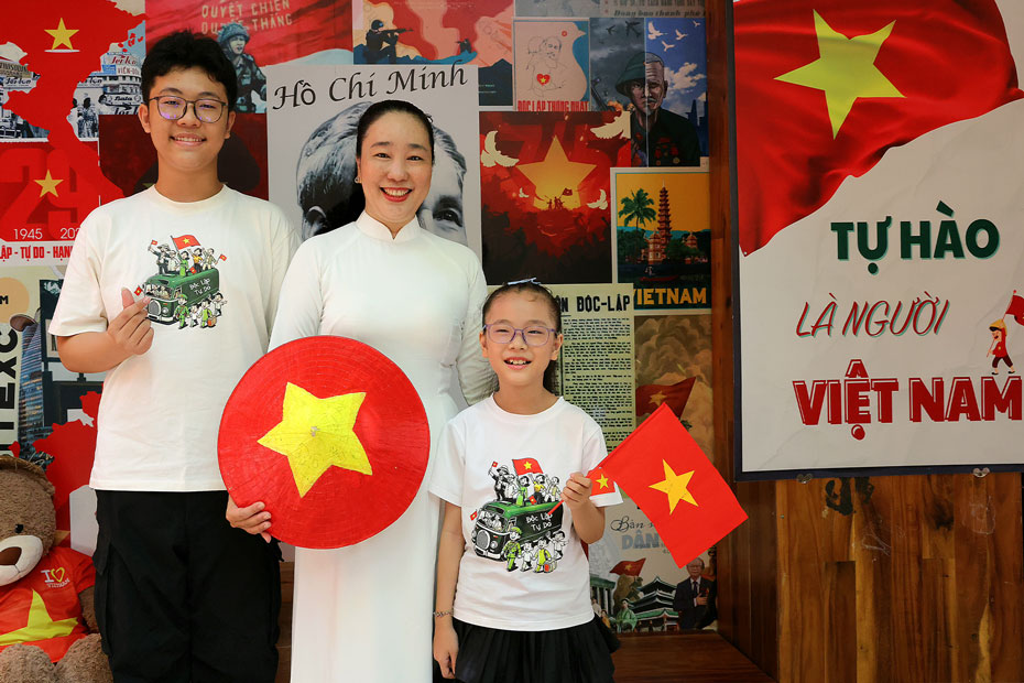 Co Pham Thi Minh Hai, giao vien Truong Tieu hoc Ngo Quyen (TP Can Tho), cho biet: “Gia dinh toi luu lai khoanh khac trong dip le Quoc khanh. Day vua la ky niem dep vua la dip nhac nho con tre biet on cong lao cha ong va tu hao khi duoc song trong hoa binh, tu do“.