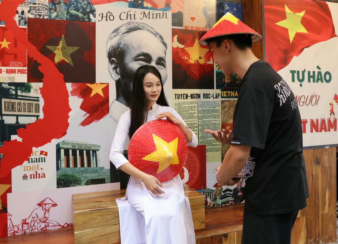 Khong gian chao mung Quoc Khanh 2/9 con xuat hien tai nhieu quan ca phe o TP Can Tho. Anh Pham Quoc Anh, dai dien quan Nha Pham, cho hay: “Chung toi len y tuong trang tri som de phuc vu khach chup anh va hoa cung khong khi ngay le. Ngoai viec treo co va cac cau slogan yeu nuoc, quan con bo tri nhan vien ho tro tao dang, chup anh de khach co trai nghiem tot nhat“.
