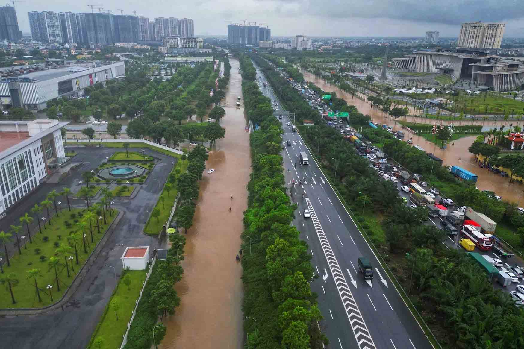 8月26日朝、タインロン大通りの回収路で浸水。写真:Khanh Le