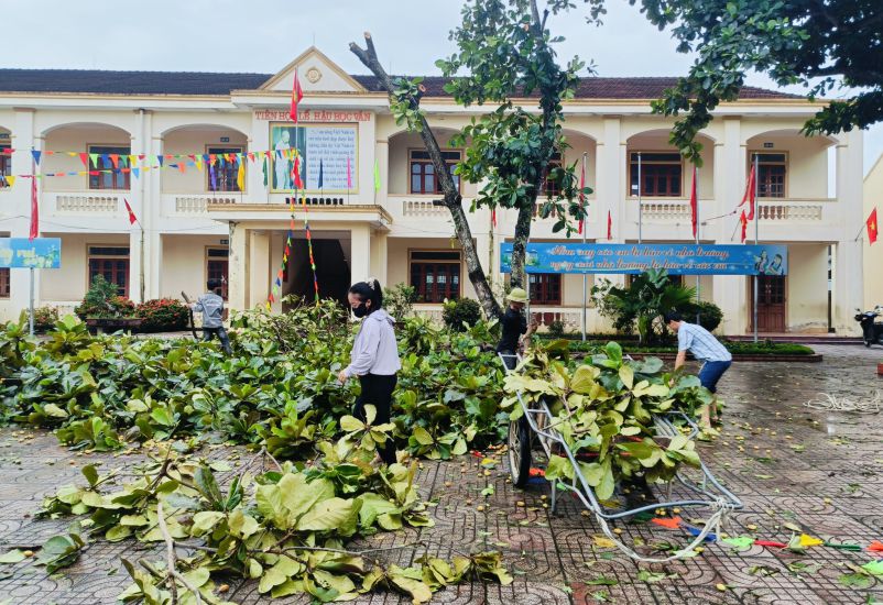 Nghia Dong Primary School (Nghia Dong Commune, Nghe An) overcomes the consequences of Storm No. 5. Photo: Quang Dai