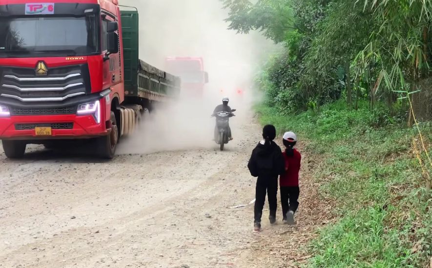 National Highway 14D is seriously degraded, students in mountainous areas face the danger of dropping out of school. Photo: Nguyen Hoang