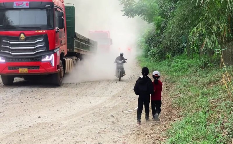 National Highway 14D is seriously degraded, students in mountainous areas face the danger of dropping out of school. Photo: Nguyen Hoang