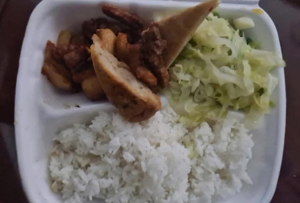 T.LレストランがNghe An省の電力労働者に販売する130 000ドンのご飯の画像。写真:Ngoc Anh