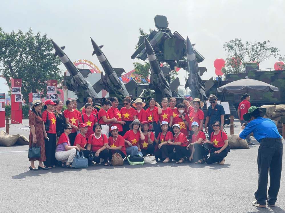 Du khach kham pha cac khong gian trung bay, chup anh luu niem tai Trien lam. Anh: Bo Van hoa, The thao va Du lich.