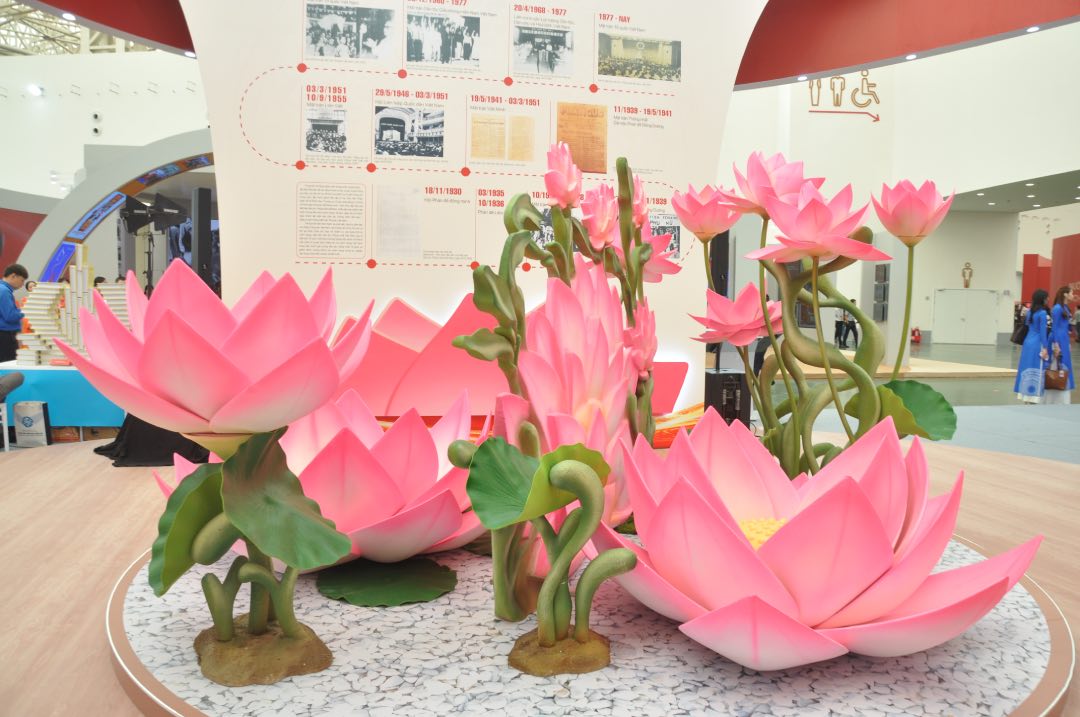 Cac canh sen tai khong gian trien lam. Anh: Bao Han 