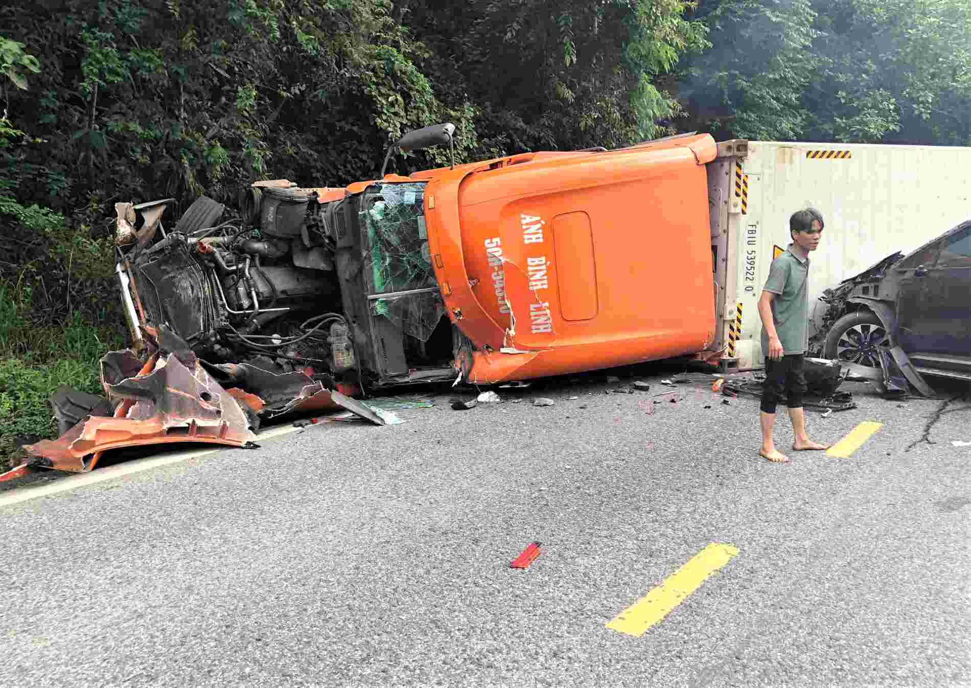 Bao Loc峠でコンテナ車が横転し、交通渋滞を引き起こした事件の現場。写真:Lam Hong