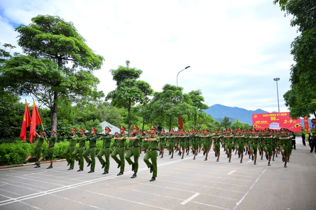 Officers in the police force have sent a petition requesting to keep the allowances and salaries unchanged for 6 months after the administrative unit merger. Photo: Quang Phong