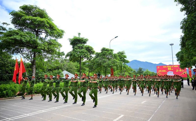 Officers in the police force have sent a petition requesting to keep the allowances and salaries unchanged for 6 months after the administrative unit merger. Photo: Quang Phong