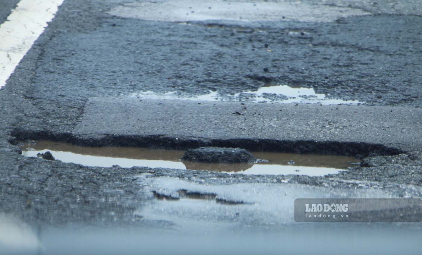 Hư hỏng mặt đường dàu đặc trên tuyến cao tốc Nội Bài - Lào Cai. Ảnh: Nguyễn Tùng.