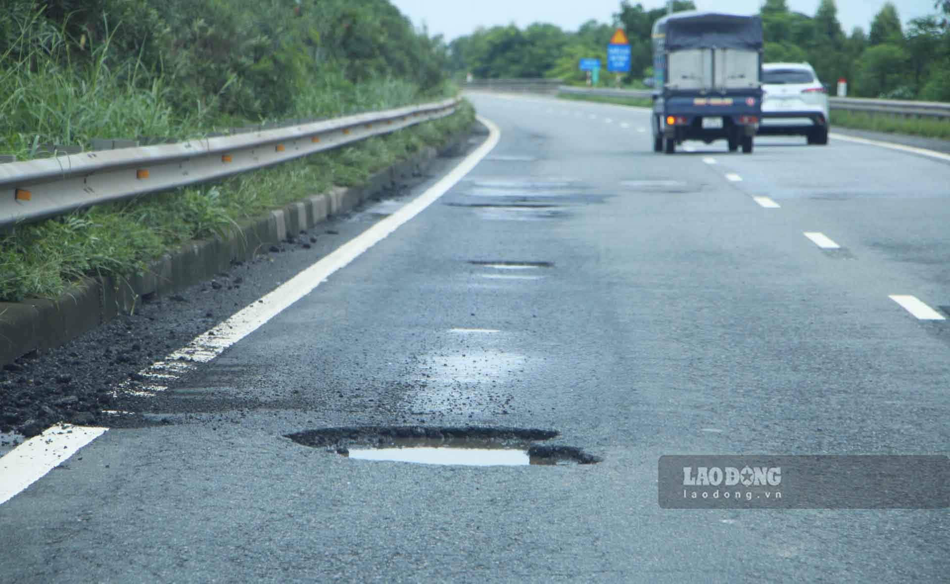 Chất lượng mặt đường cao tốc Nội Bài - Lào Cai được đánh giá khá xấu. Ảnh: Nguyễn Tùng.