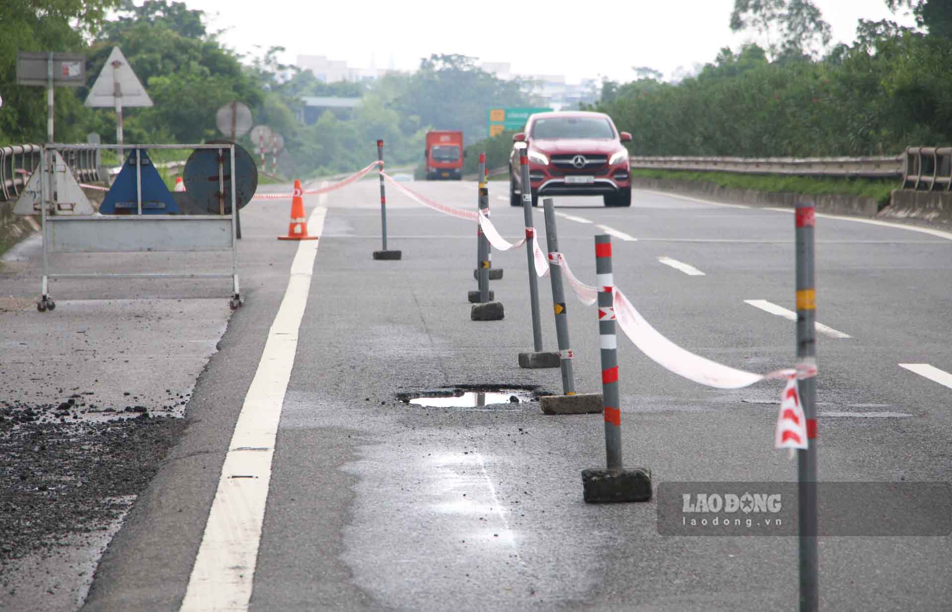 Một số vị trí được căng dây, cảnh báo, chờ sửa chữa. Ảnh: Nguyễn Tùng.