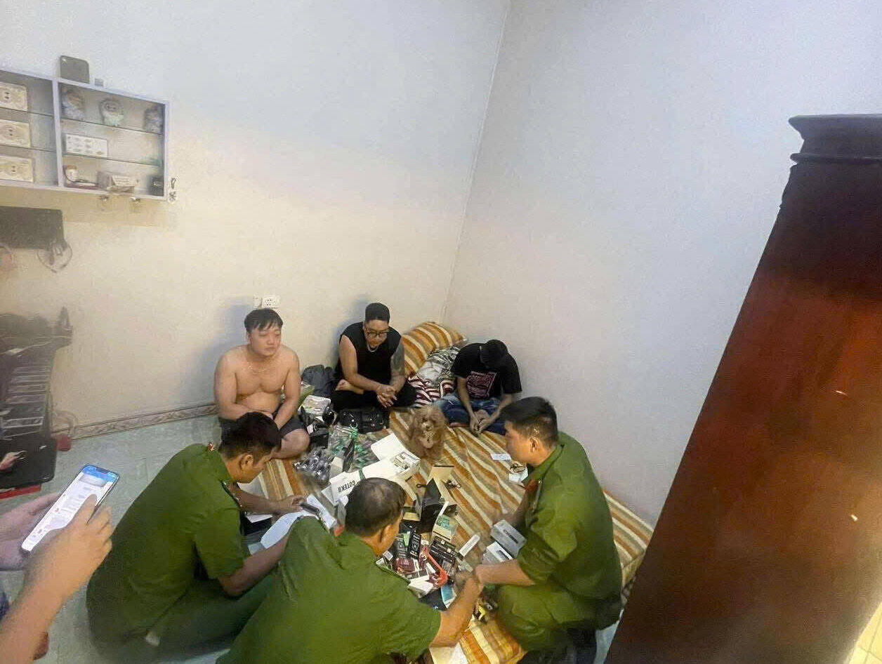 Hai đối tượng bị khởi tố cùng tang vật. Ảnh: Công an phường Hoà Bình