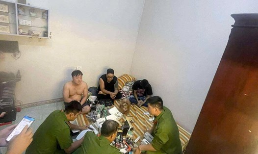 Hai đối tượng bị khởi tố cùng tang vật. Ảnh: Công an phường Hoà Bình