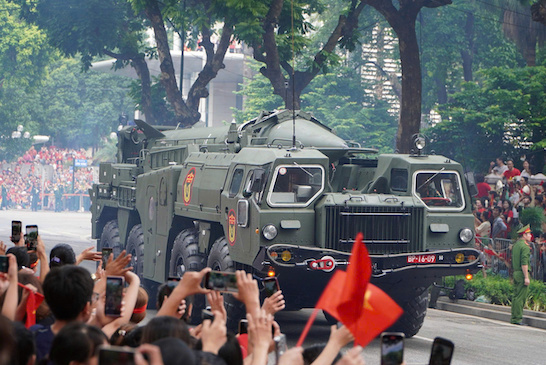 Les habitants affluent a Hanoï pour regarder le programme general du defile militaire le defile de celebration du 80e anniversaire du succes de la Revolution d'Août et de la fete nationale du 2 septembre. Photo : Anh Duc