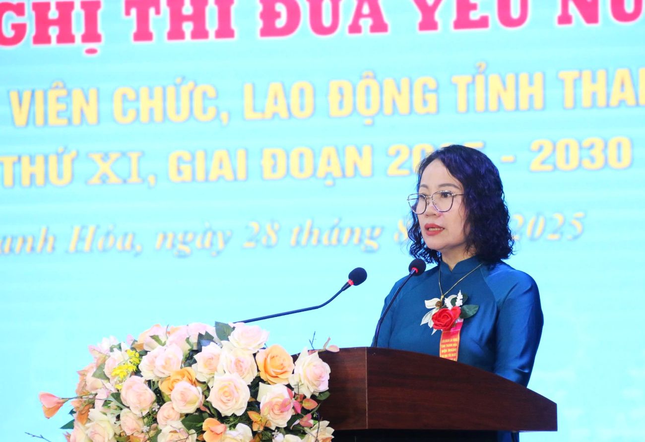 Ba Trinh Thi Hoa - Pho Chu tich LDLD tinh Thanh Hoa phat dong thi dua. Anh: X.H