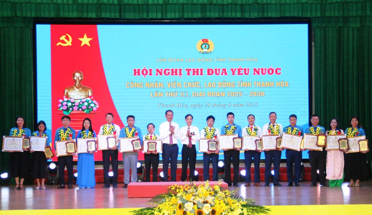 Ong Trinh Tuan Sinh - Pho Bi thu Tinh uy, Chu tich MTTQ Viet Nam tinh Thanh Hoa va ong Dau Thanh Tung - Pho Chu tich UBND tinh Thanh Hoa tang Bang Lao dong sang tao cho cac ca nhan. Anh: X.H