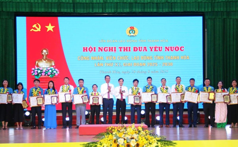 Mr. Trinh Tuan Sinh - Deputy Secretary of the Provincial Party Committee, Chairman of the Vietnam Fatherland Front of Thanh Hoa province and Mr. Dau Thanh Tung - Vice Chairman of the People's Committee of Thanh Hoa province presented the Creative Labor Certificates to individuals. Photo: X.H