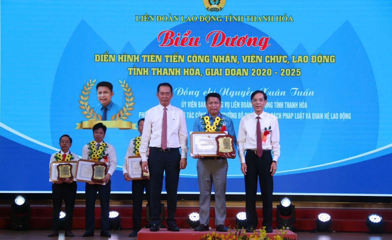 Ong Nguyen Xuan Tuan - Uy vien Ban Thuong vu LDLD tinh, Truong bo cong tac Chinh sach Phap luat va Quan he lao dong LDLD tinh Thanh Hoa nhan Bang Lao dong sang tao. Anh: X.H