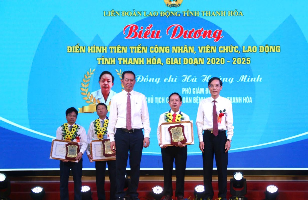 Ong Trinh Tuan Sinh - Pho Bi thu Tinh uy, Chu tich MTTQ Viet Nam tinh Thanh Hoa (trai) va ong Dau Thanh Tung - Pho Chu tich UBND tinh Thanh Hoa trao Bang khen va Ky niem chuong cho ong Ha Hoan Minh - Pho Giam doc, Chu tich Cong doan BV Nhi Thanh Hoa. Anh: X.H