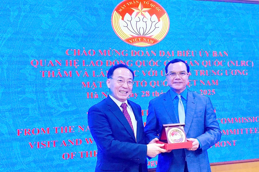 Ong Nguyen Dinh Khang - Uy vien Trung uong Dang, Pho Chu tich Uy ban Trung uong Mat tran To quoc Viet Nam, Chu tich Tong LDLDVN va ong Kim Tai-gi - Chu tich Uy ban quan he lao dong quoc gia Han Quoc (ben trai) - trao qua luu niem. Anh: Kieu Vu