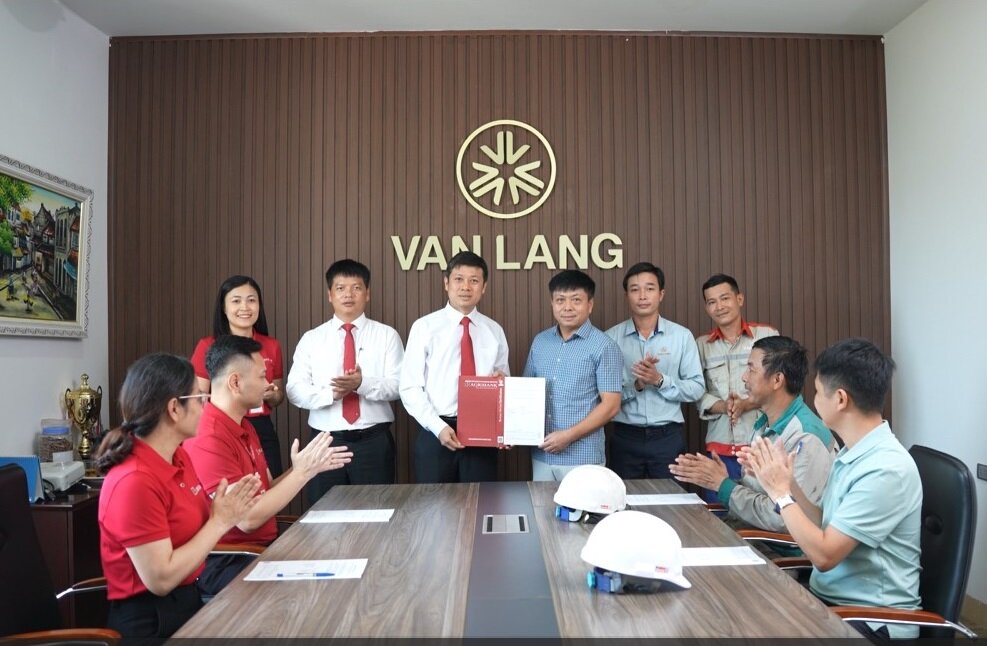 Agribank Chi nhanh Nam Thanh Hoa dong hanh cung Cong ty TNHH Van Lang Yufukuya giup doanh nghiep day manh phat trien cac du an xanh gop phan xay dung nen kinh te carbon.