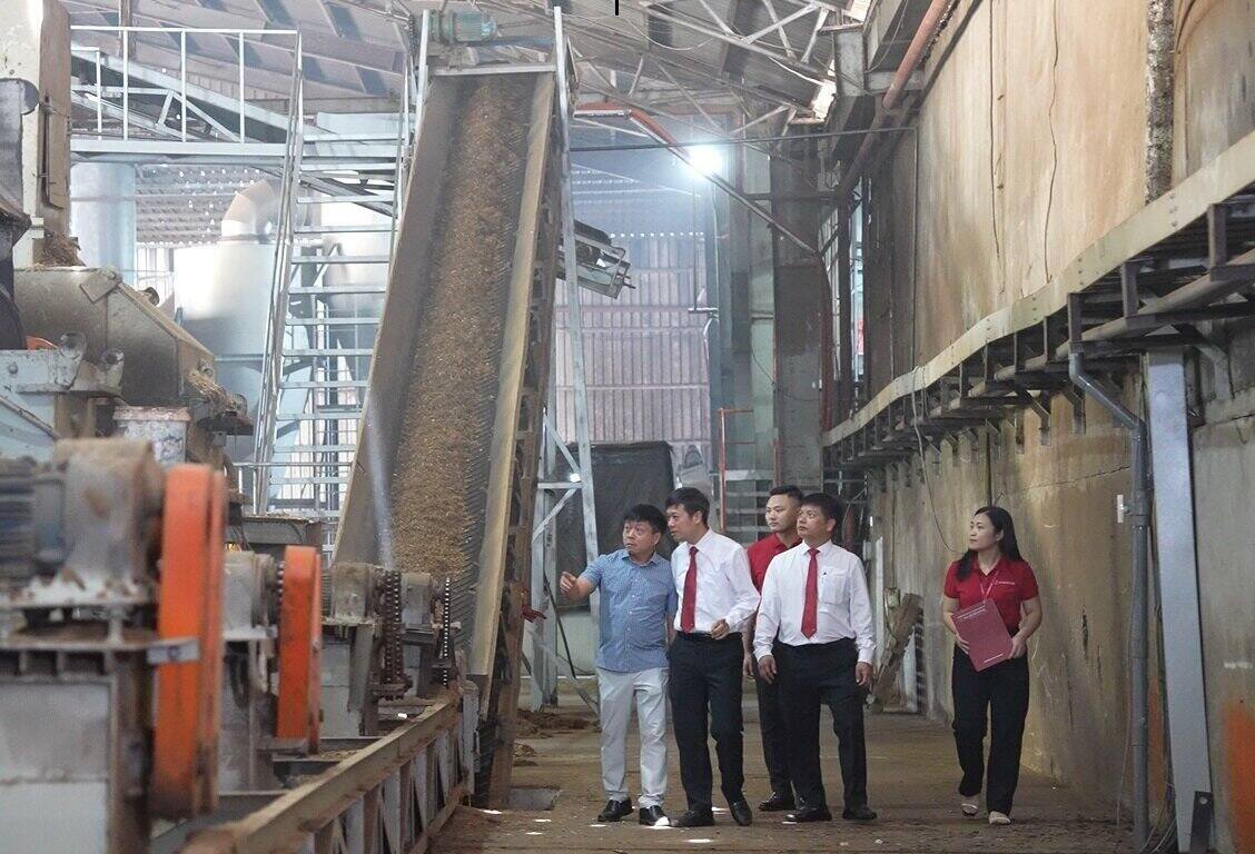 Ong Lang Van In, Chu tich Hoi dong thanh vien cong ty TNHH Van Lang Yufukuya dua can bo Agribank tham quan mo hinh san xuat cua doanh nghiep.