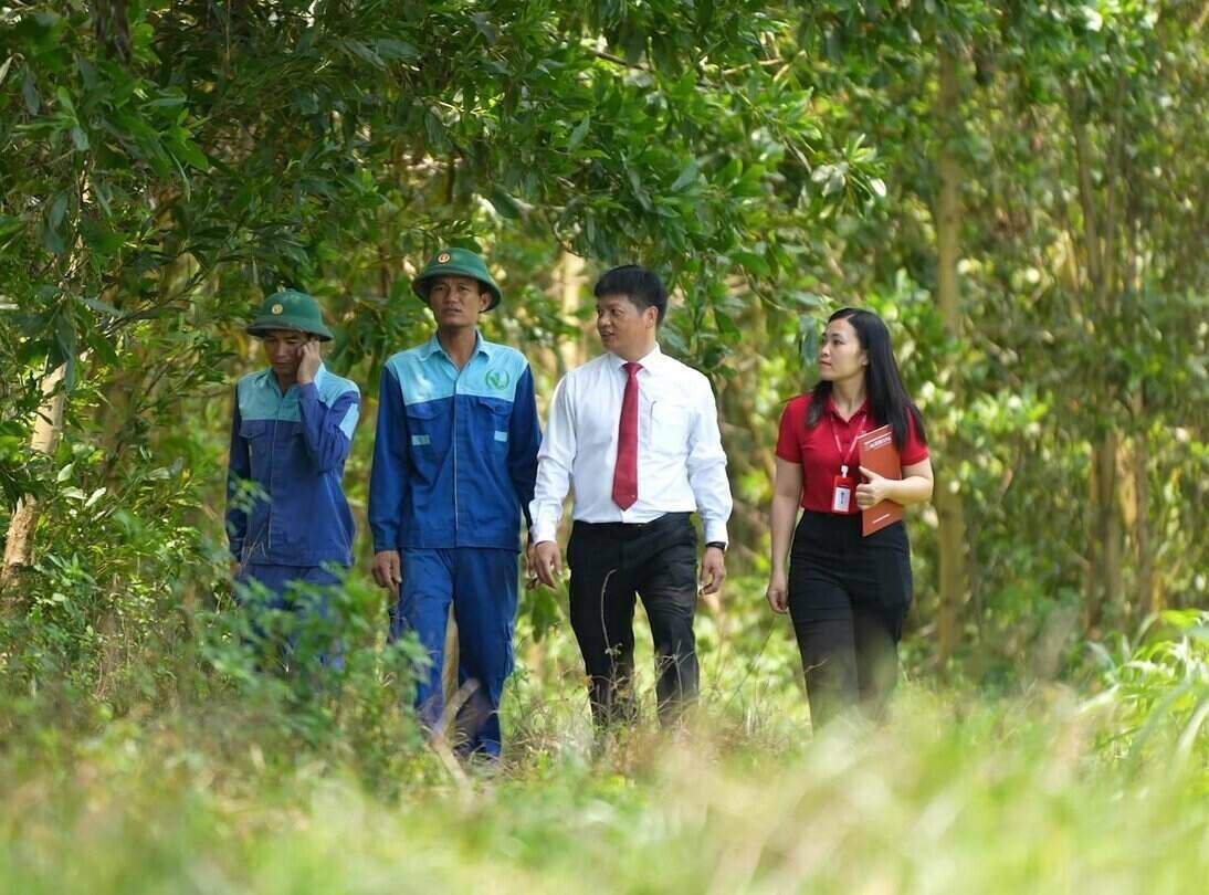 Can bo Agribank tham dinh du an trong rung cua doanh nghiep.