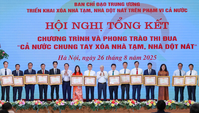 Dong chi Do Duc Thanh, Pho Tong Giam doc Agribank (thu sau tu phai sang) nhan Bang khen cua Thu tuong Chinh phu cho tap the co thanh tich xuat sac trong Phong trao thi dua “Ca nuoc chung tay xoa nha tam, nha dot nat”