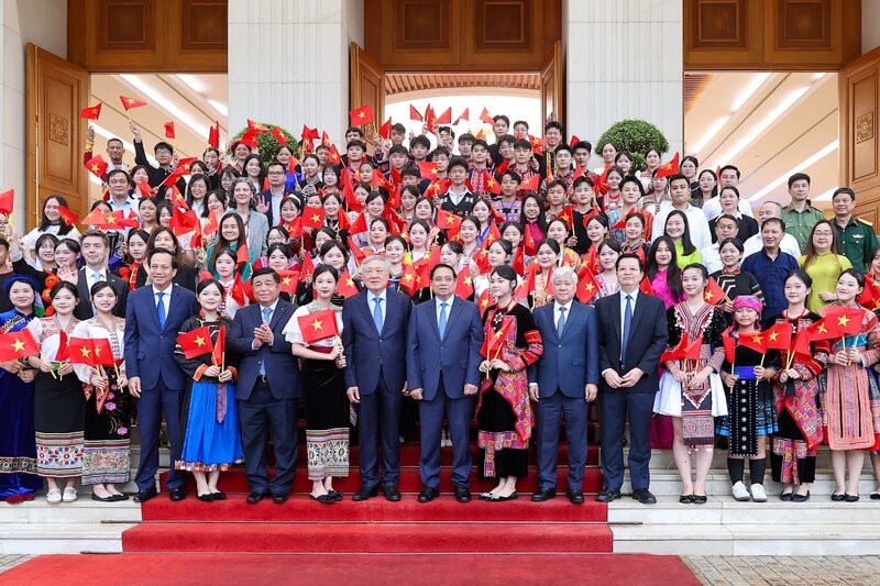 Thu tuong Pham Minh Chinh va cac dong chi lanh dao Dang, Nha nuoc chup anh cung cac dai bieu tham du Hoi nghi.