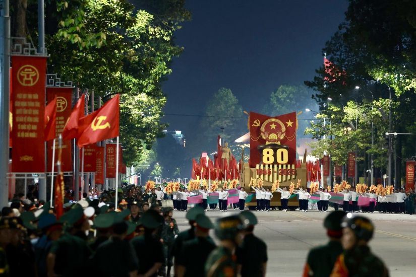 Le bloc nghi truong est un vehicule modele de drapeau national de la Republique socialiste du Vietnam. Photo : Hai Nguyen