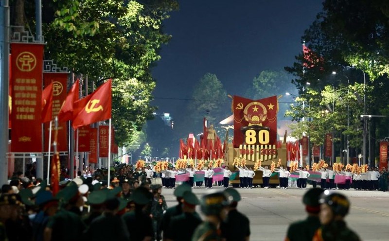 The Confederation of Labor is a model car of the National Party standard of the Socialist Republic of Vietnam. Photo: Hai Nguyen