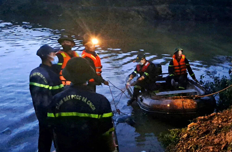 機能的な力は、ラク・ルオン・コミューン、プー・トー州のイェン・タン・ハムレットで行方不明の男の遺体を発見した。写真：Phu Tho警察