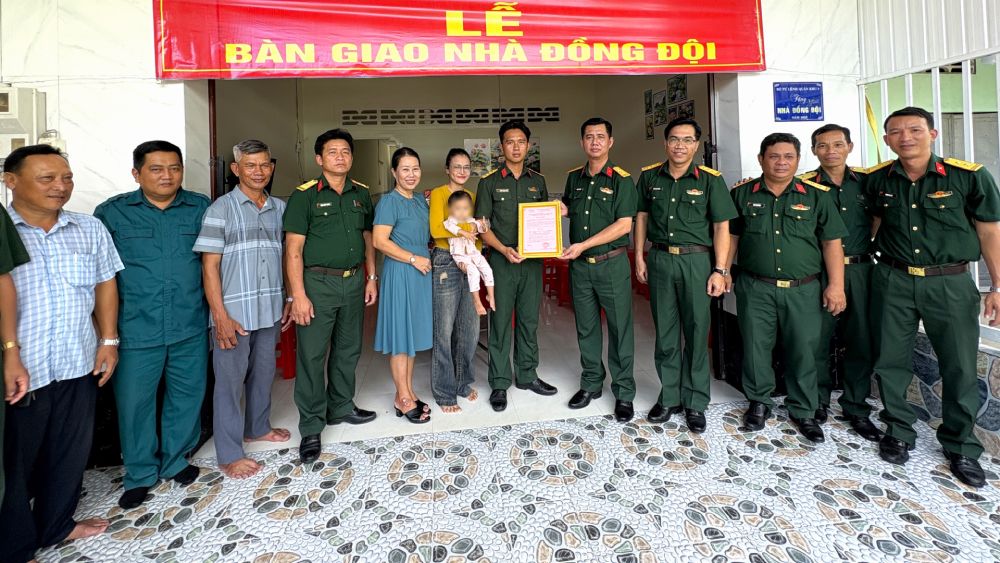 이것은 8월 혁명 성공 80주년과 9월 2일 국경일을 기념하는 일련의 활동 중 의미 있는 활동입니다. 사진: 프엉 부