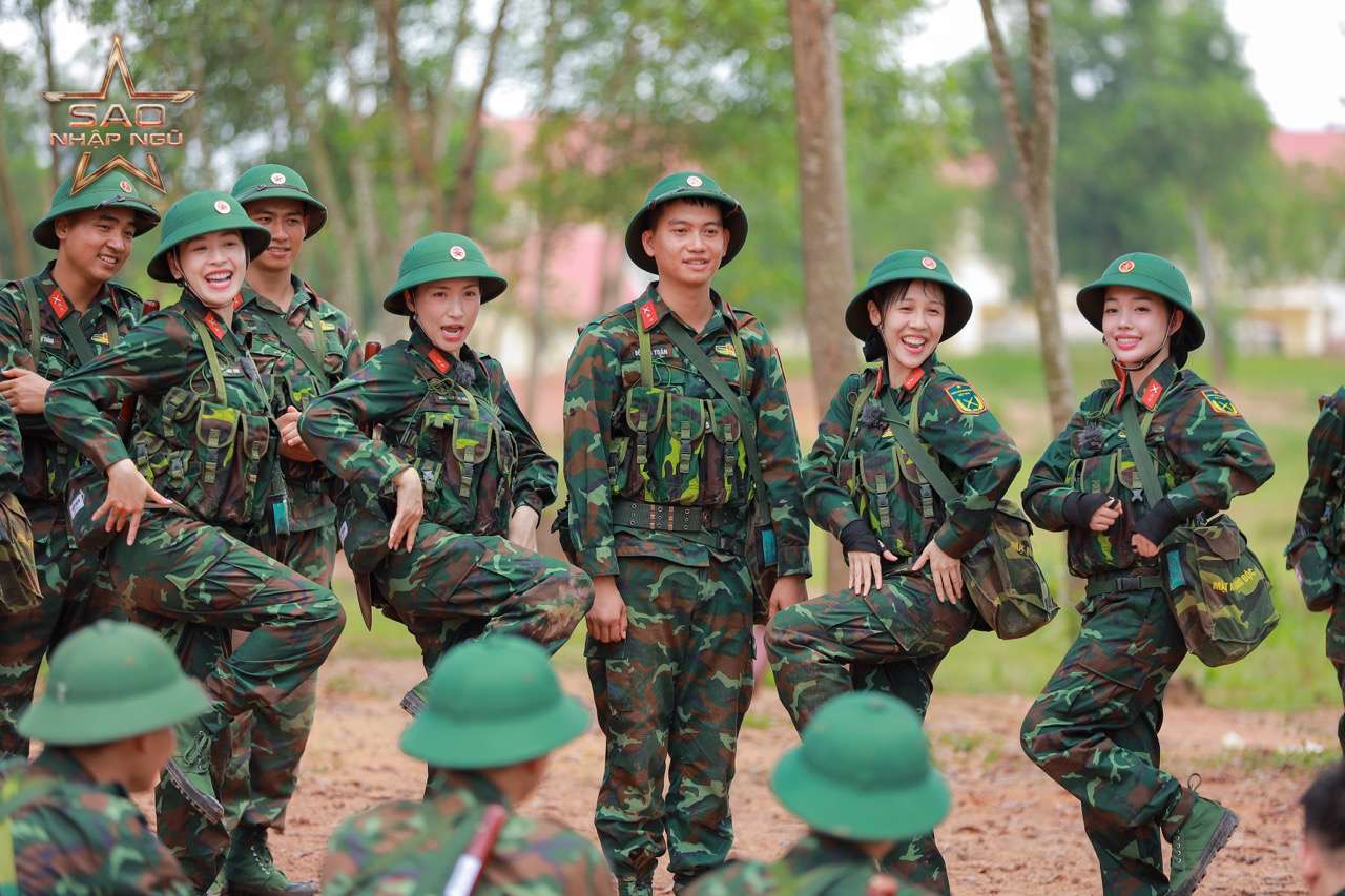 Hoa Minzy and her teammates in Sao Nhap Ngu. Photo: Producer.