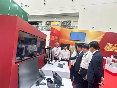 La Societe generale des chemins de fer du Vietnam participe a l'exposition des realisations du pays a l'occasion du 80e anniversaire de la fete nationale. Photo : Hong Nam