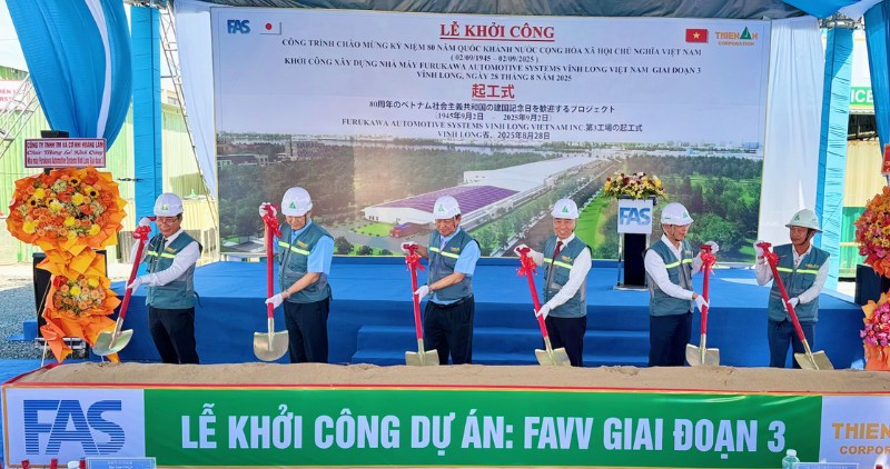Lanh dao tinh va Ban giam doc Cong ty Furukawa Automotive Systems thuc hien nghi thuc khoi cong giai doan 3 tai KCN Binh Minh. Anh: Hoang Loc