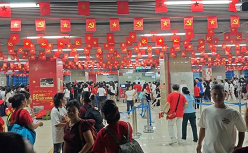 Hanoi passenger transport serves over 238,000 visitors attending the A80 parade pre-approvarance ceremony. Photo: Thai Ho Phuong