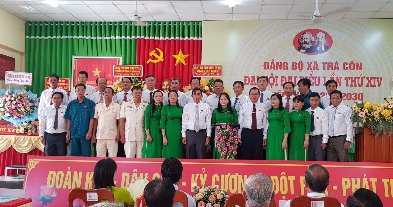 The Executive Committee of the Party Committee of Tra Con Commune, Vinh Long Province, term XIV, 2025 - 2030, took a souvenir photo at the Congress. Photo: Hoang Loc