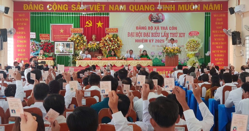 Dai bieu bieu quyet thong qua cac chi tieu Nghi quyet, trong do co chi tieu phan xa dat chuan nong thon moi. Anh: Hoang Loc