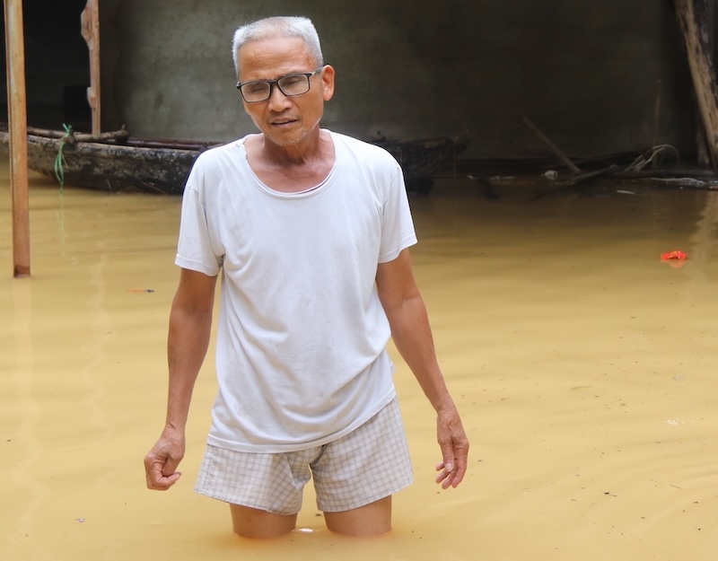 The family of Mr. Phung Van Tay (Nhan Ly village, Xuan Mai commune, Hanoi) had to fight the flood at night when the water level of the Bui River rose. Photo: Nguyen Linh