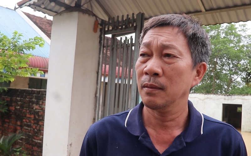 Ong Ngo Van Tuc (thon Nhan Ly, xa Xuan Mai, Ha Noi) bat luc nhin dong nuoc lu. Anh: Nguyen Linh